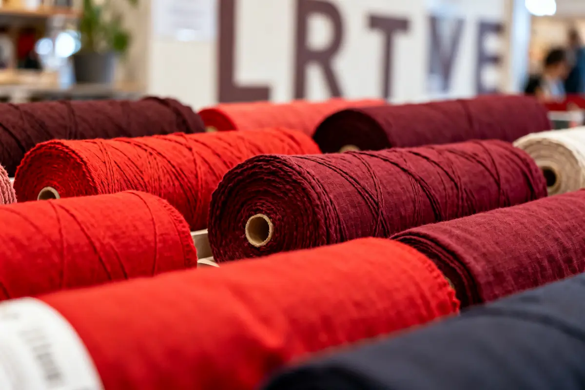Tissu rouge au mètre : Motifs, uni et qualité pour couture